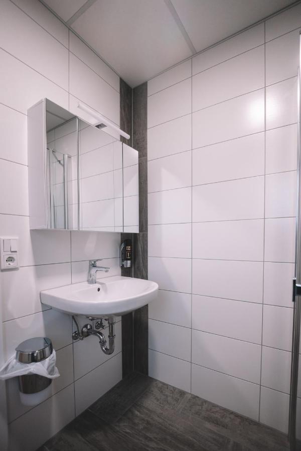 Gasthof Und Hotel Roter Hirsch Claussnitz ภายนอก รูปภาพ