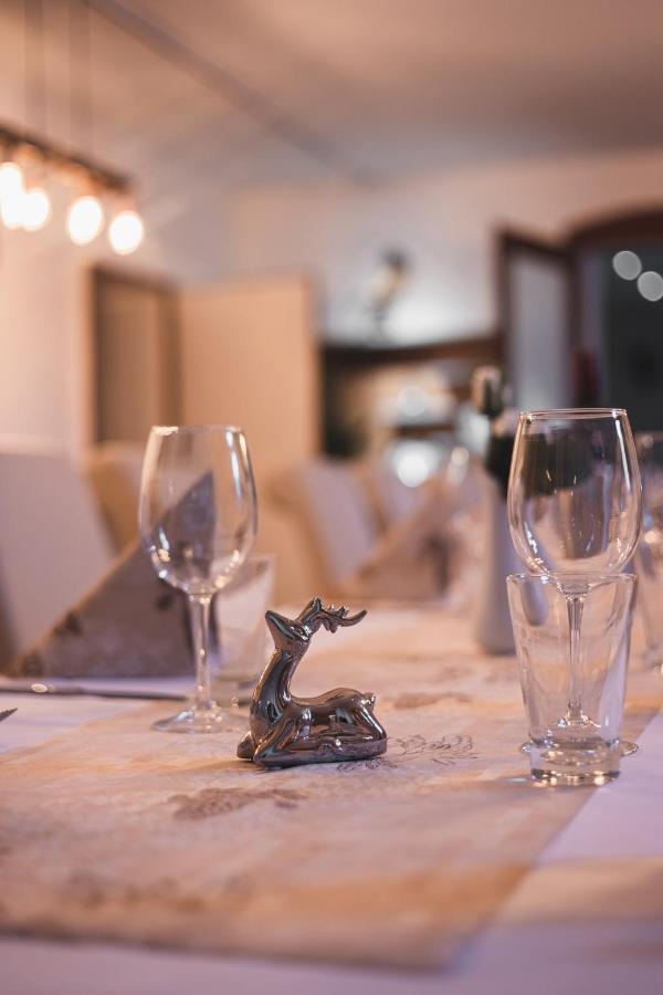 Gasthof Und Hotel Roter Hirsch Claussnitz ภายนอก รูปภาพ