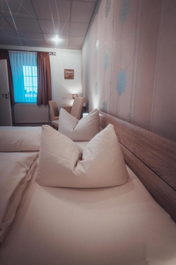 Gasthof Und Hotel Roter Hirsch Claussnitz ภายนอก รูปภาพ