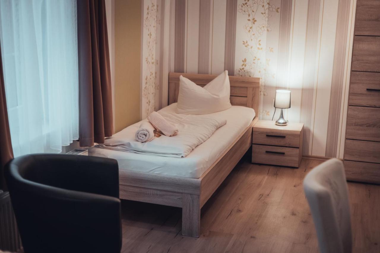 Gasthof Und Hotel Roter Hirsch Claussnitz ภายนอก รูปภาพ