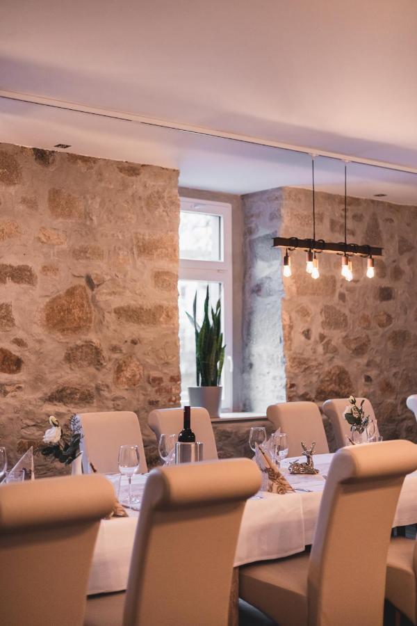 Gasthof Und Hotel Roter Hirsch Claussnitz ภายนอก รูปภาพ
